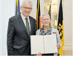 Ehrung von Marianne Beißwenger durch Ministerpräsident Winfried Kretschmann.