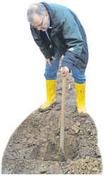 Bodenschätzer Joachim Mack von der Oberfinanzdirektion Karlsruhe zeigte im Praxisteil am Nachmittag, wie Böden bewertet werden. Einen Artikel hierzu lesen Sie in BWagrar 49/2015 auf Seite 36.