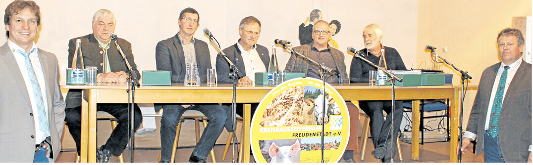 Den Milchmarkt voranbringen hieß das Motto auf der offenen Delegiertentagung. Es diskutierten (v. l.) Hans Epp, Vorsitzender Milchprüfring Bayern; Norbert Mast, Mitglied im Landesvorstand des Bundesverbandes Deutscher Milchviehhalter; Gerhard Glaser, LBV-Vizepräsident; Omira-Geschäftsführer Ralph Wonnemann und Michael Rebmann, Dorfkäserei Geifertshofen. Die Gesprächsleitung hatte Stefan Schäfer (l.) und Gerhard Fassnacht, KBV-Freudenstadt (r).