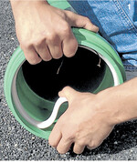 Der IP-plus Schweißring ist einlegebereit vorgeformt und kann ohne viel Kraftaufwand in die Sicke des Rohres eingelegt werden.