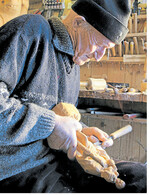 Der Bauer und Holzfäller Josef Kohler aus dem Bregenzerwald schnitzt Zirbelholz.