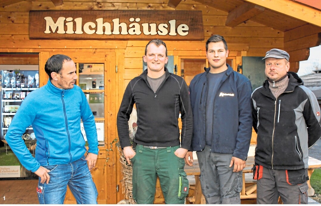 Tobias Dreher vom Dreher Erlebnishof aus Lampertsweiler im Landkreis Sigmaringen (links) mit seinem Mitarbeiter-Team (v.l.) Thomas Dreher, Azubi Tobias Weiland und Krzysztof Slawinski.