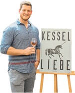Christoph Kern mit dem Turmrössle", eines der sechs Fabelwesen der Weinlinie Kesselliebe".