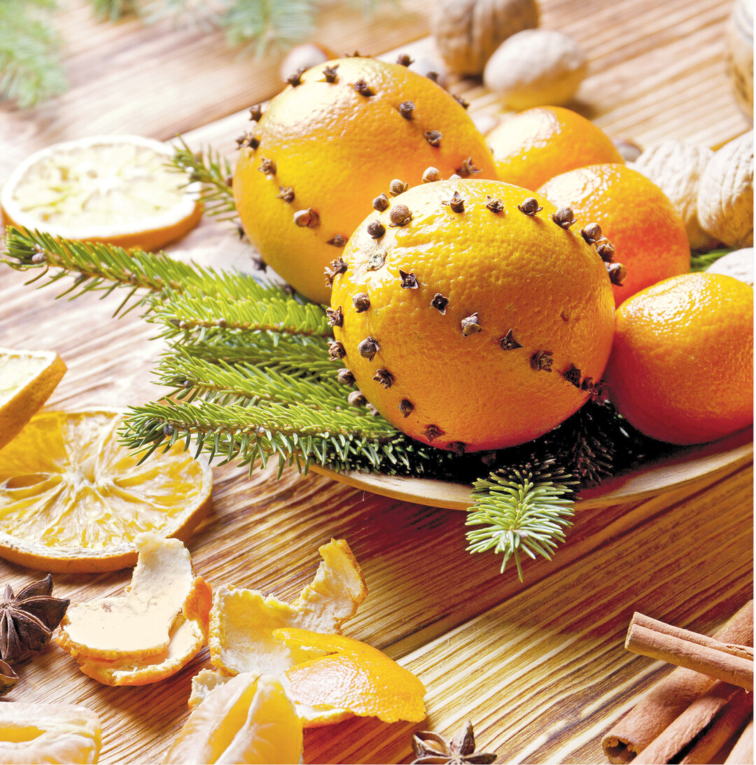 Diese Dekoration mit Orangen und Nelken ist schnell gesteckt und sie verströmt Duft und Weihnachtsatmosphäre, ebenso wie Sternanis und Zimtstangen. Orangenscheiben lassen sich gut trocknen und sind gleichfalls dekorativ.