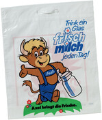 Adieu Plastiktüte ist der Titel der aktuellen Sonderausstellung im Museum der Alltagskultur im Schloss Waldenbuch (freier Eintritt). Von 50.000 Plastiktüten aus den Jahren 1968 bis 2010, die zwei Sammler dem Museum zur Verfügung stellen, werden monatilich wechselnde Themen-Motive gezeigt. Der Axel wirbt seit den 1980er Jahren für Milch.