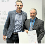 Für sein Engagement in der Milcherzeuger-Genossenschaft Nordbaden eG erhielt Rainer Treiber (r.) von Dr. Johannes Klaus, BWGV, die Ehrenurkunde des Baden-Württembergischen Genossenschaftsverbandes.
