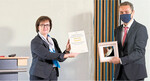 Thomas Karle nimmt den Innovationspreis Bioökonomie für die Agro Energie Hohenlohe entgegen. Ministerialdirektorin Grit Puchan gratulierte den Preisträgern.
