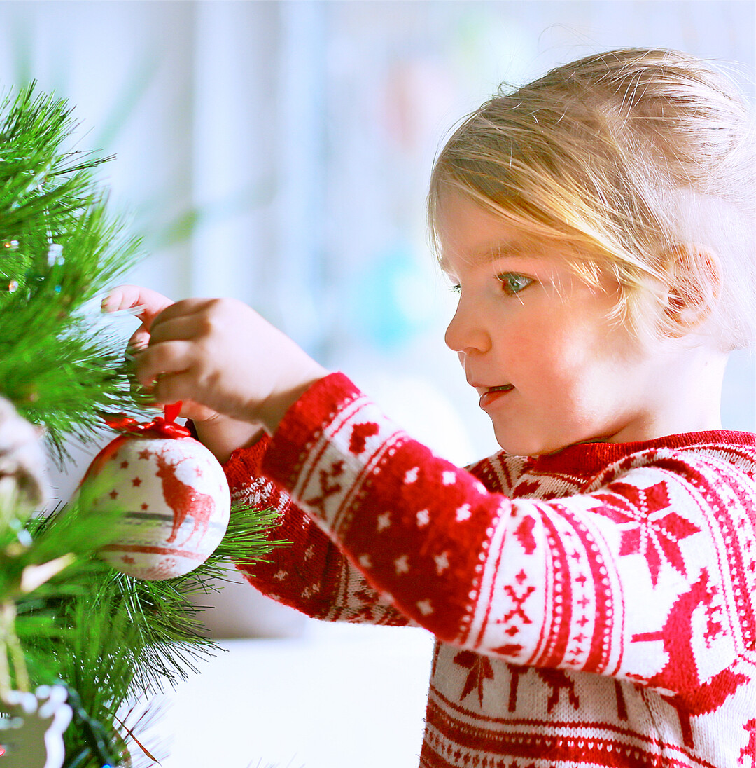 Wann wird bei Ihnen der Weihnachtsbaum geschmückt? Laut Statista Global Consumer Survey planen über die Hälfte der Befragten (767 Teilnehmer) in Deutschland ihren Weihnachtsbaum bereits Anfang oder Mitte Dezember aufzustellen und zu schmücken. Bei etwa einem Drittel und damit der Großteil der Befragten, wird dieser traditionell wenige Tage vor Heiligabend platziert. Mit 13 Prozent der geringste Anteil der Befragten wartet bis zum 24. Dezember. Die Lebenszeit der Weihnachtsbäume ist allerdings begrenzt - etwa 31 Prozent der Teilnehmer entsorgen die immergrüne Tanne noch während der Feiertage, bei 24 Prozent bleibt sie immerhin bis zum sechsten Januar.