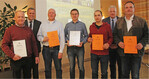 Die anwesenden Preisträger oder ihre Vertreter des Landesbraugerstenwettbewerbs 2022 zusammen mit Fachberater Karl-Otto Sprinzing (2.v.l.) und dem stellvertretenden Vorsitzenden der Landesbraugerstenstelle Karl Endriß (2.v.r.), der den erkrankten Vorsitzenden vertrat.