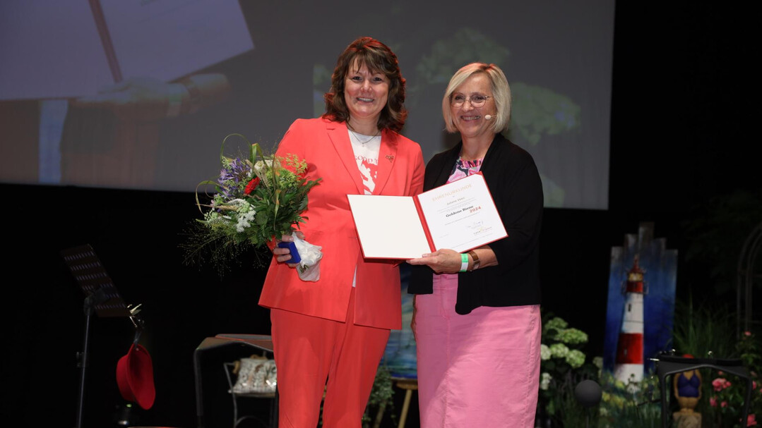Goldene Biene fr Juliane Vees aus der Hand von dlv-Prsidentin Petra Bentkmper.