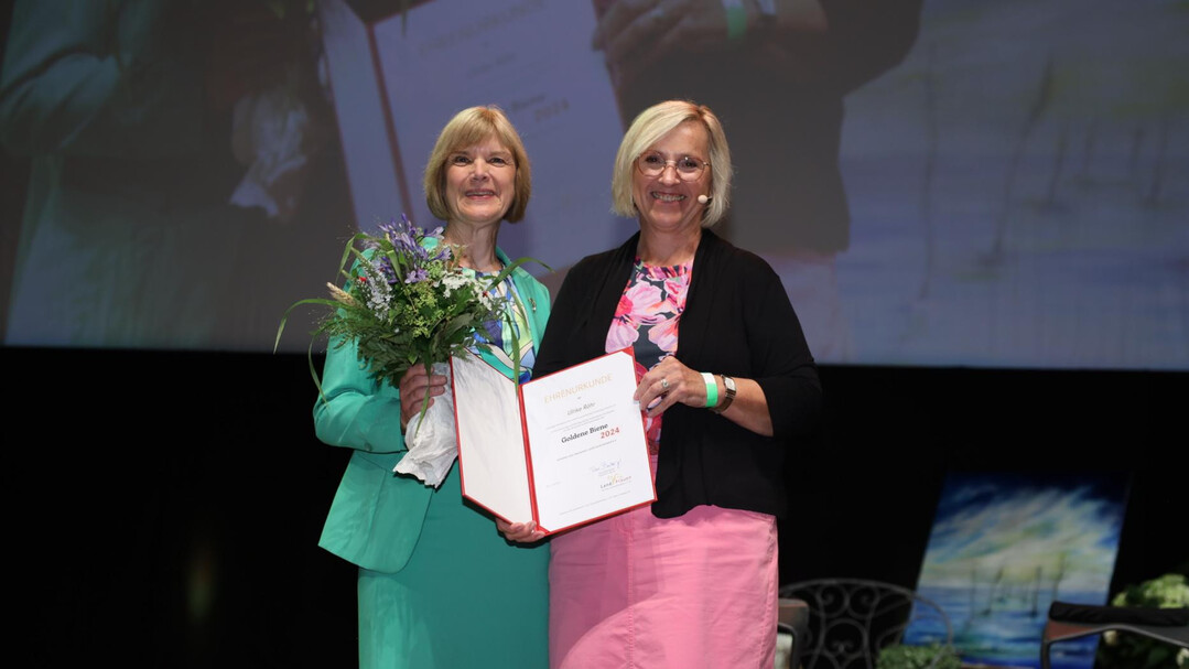 Goldene Biene fr Ulrike Rhr aus der Hand von dlv-Prsidentin Petra Bentkmper.