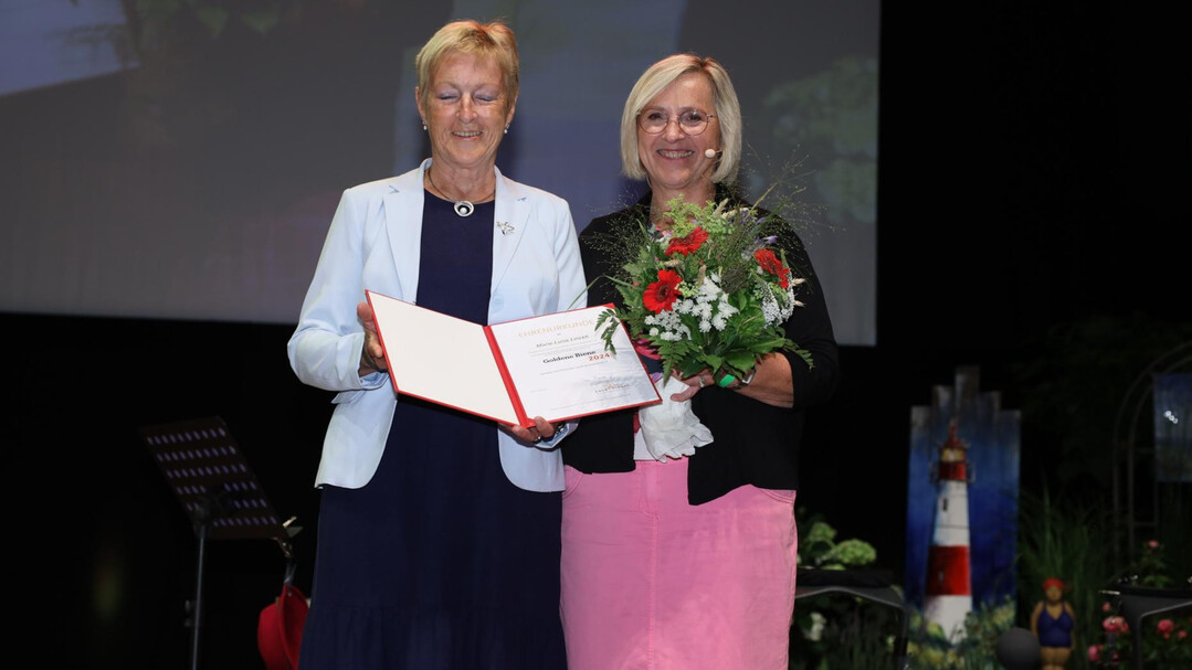 Goldene Biene fr Marie-Luise Linckh aus der Hand von dlv-Prsidentin Petra Bentkmper.