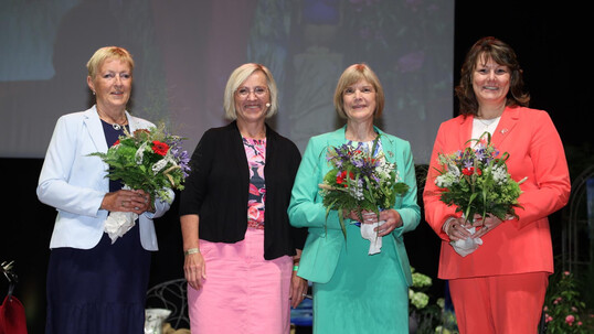 Goldene Biene fr Marie-Luise Linckh (l.), Prsidentin des Landesverbandes Wrttemberg-Baden e.V. sowie Juliane Vees (r.), Prsidentin des Landfrauenverbandes Wrttemberg-Hohenzollern, und Ulrike Rhr (2.v.r), aus dem Landfrauenverband Schleswig-Holstein aus der Hand von dlv-Prsidentin Petra Bentkmper.
