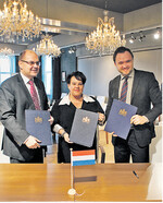 Gemeinsame Erklärung (v. l.): Bundesminister Schmidt und seine Amtskollegen Sharon Dijksma und Dan Jørgensen.