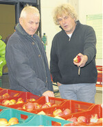 Bei einer Veranstaltung in Bavendorf informierte Dr. Ulrich Mayr (r.) über neue Apfelsorten und wie sie in der Prüfung abgeschnitten haben.