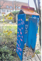 An einem geschützten Platz aufhängen, wo es nicht vom Wind zu sehr hin und her gewirbelt wird, wo es nicht sofort nass wird und wo Vogeljäger wenig dran kommen.