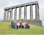 Die Reisegruppe aus dem Zollernalbkreis zum Foto versammelt vor dem National Monument of Scotland. Auf ihrer Tour durch das Land begegneten sie jeder Menge Mythen und Legenden.