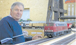 Volle Konzentration bei „Bahnchef" Werner Heinrich. Seit Kindestagen hat sich der Landwirt dem Hobby der Modelleisenbahn verschrieben. Seine jetzige Märklin Spur I-Anlage beansprucht 47 Quadratmeter. Digitaltechnik ermöglicht einen realistischen Zugbetrieb, die Geräuschelektronik sorgt für jede Menge Eisenbahnflair.