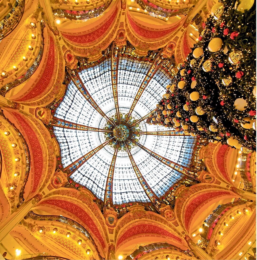 Die prächtige, weihnachtlich geschmückte und erleuchtete Kuppel des Einkaufszentrums Galeries Lafayette in Paris. So werden in heutiger Zeit Kathedralen gebaut Kathedralen des Konsums.
