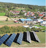 In Liggeringen versteckt sich das Kollektorfeld hinter einer Baumreihe. Es liefert im Jahresverlauf 20 Prozent der Wärme und übernimmt im Sommer die Versorgung des Dorfes komplett.