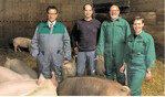 In ordnungsgemäßer Besucherstallkleidung: Landwirtschaftsminister Peter Hauk, der Leiter des Landwirtschaftsamtes in Buchen, Bernhard Heim, und Tierärztin Ulrike Mandel. Betriebsleiter Philipp Sack (2. v. l.) führt den Besuch durch die Ställe.