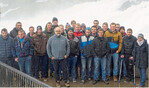 Die Schülergruppe aus Kupferzell auf der wasserumtosten Plattform über dem Rheinfall in Schaffhausen.