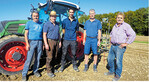 Auf einem Acker von Biolandwirt Hans Holland (2.v.r.) in Ochsenhausen haben Gerhard Bolli (r.) vom Landwirtschaftlichen Technologiezentrum Augustenberg sowie Michael Ziesel, Felix Teufel, und Paul Haid vom Landwirtschaftsamt (v. l.) einen Ökosortenversuch gestartet.