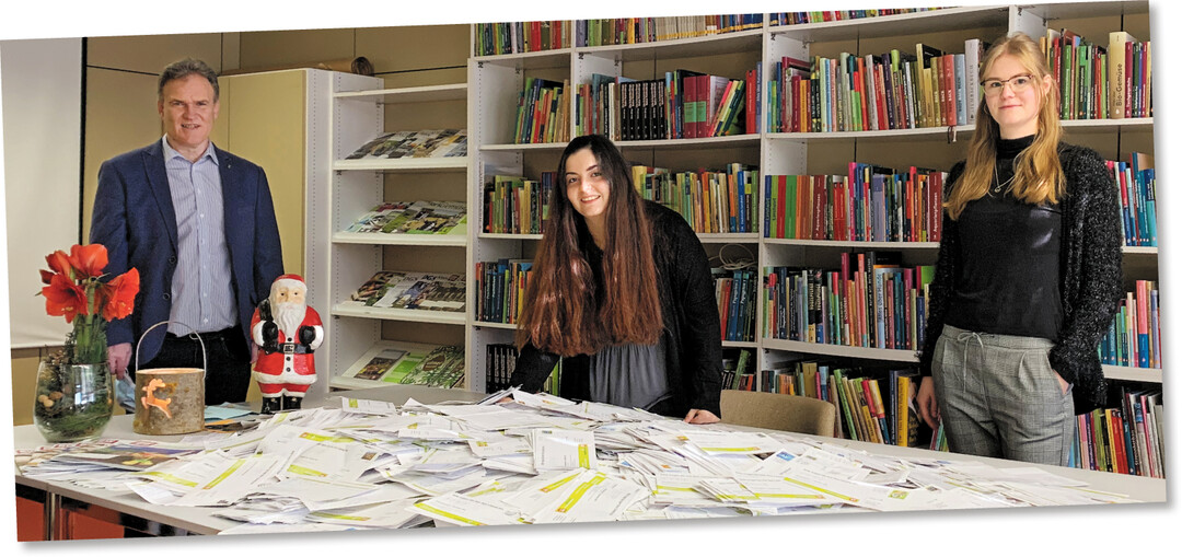 Die Regionalgewinne loste im Haus des Verlages Eugen Ulmer in Stuttgart Glücksfee Rafaela Makridou (2. V. l.) aus. Die Ziehung beobachten Marketingleiter Gerhard Kretschmer und Angelina Kühn vom Leserservice.