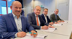 Die Rahmenvereinbarung für die baden-württembergische Landwirtschaft haben Bauernpräsident Joachim Rukwied (2. v. l.) für den Landesbauernverband und die jeweiligen Kreisvorsitzenden der betroffenen Gebiete, im Foto Reinhard Friedrich (l.) Jürgen Maurer (2. v. r.) und Albert Gramling (r.), unterzeichnet.