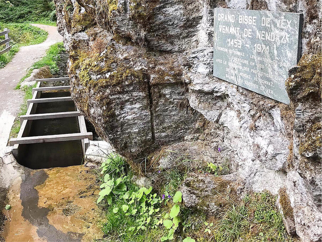 Diese Art der Bewsserung im Schweizer Wallis bringt das Wasser der Schneeschmelze mit seinem Gletscherabschliff auf die Wiesen und Weiden. Der Abschliff ist nichts anderes als Gesteinsmehl.