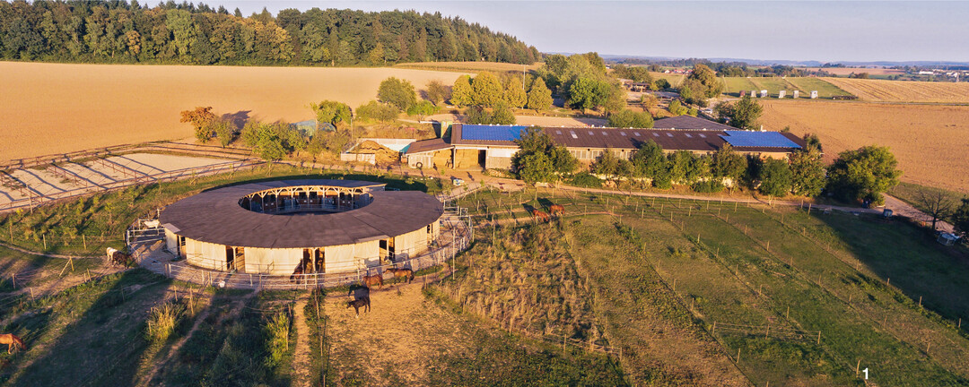 Im Rundstall der Reitanlage am Hofwald von Bianca und Bruno Barth in Spechbach knnen die Pferde einzeln und in Gruppen gehalten werden.