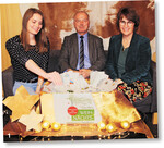 Die Gewinner des Weihnachts-Preisausschreibens stehen fest. Der Justiziar des Badischen Landwirtschaftlichen Hauptverbandes, Michael Nödl (Mitte), wohnte der Ziehung bei, die AOL-Vorsitzende Barbara Sester (rechts) und Verlagsmitarbeiterin Christina Steiert für die Arbeitsgemeinschaft der landwirtschaftlichen Wochenblätter organisierten.