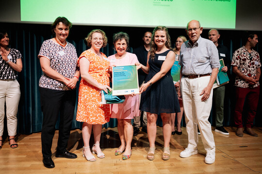 Bei der Preisverleihung: (v. l.) Dr. Andrea Ruyter-Petznek,Bundesministerium fr Bildung und Forschung, Ann-Kathrin Kppeler, Ivanka Seitz und Ann-Kathrin Schmider vom Projekt Lernort Bauernhof Baden-Wrttemberg  sowie Walter Hirche, ehemaliger Wirtschaftsminister in Niedersachsen und Brandenburg.