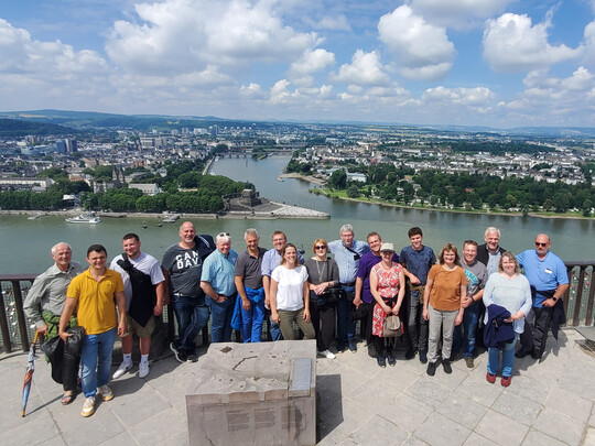 Die Teilnehmer der Lehrfahrt vor dem Rhein.