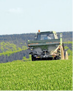 Ein Landwirt düngt Getreide. In Zukunft könnte das mehr Planung erfordern.