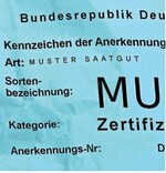 Schematische Darstellung eines Etiketts von zertifiziertem Saatgut. Die Anerkennungsnummer enthält Informationen wie das Herkunftsland und das Erntedatum.