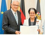 Ministerpräsident Winfried Kretschmann zeichnet Waltraud Widmann mit dem Bundesverdienstkreuz aus.