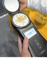 Mit dem GrainSense lassen sich die Gehalte von Feuchtigkeit und Inhaltsstoffen ermitteln.