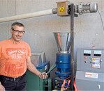 Ruedi Huber vor dem Pelletiergerät: Das Stallklilma wird durch die Trocknung und Pelletierung des Mistes besser."