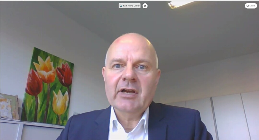 Karl-Heinz Lieber, Abteilungsleiter „Naturschutz“ im UM, erläutert Maßnahmen zur Stärkung der Biodiversität.