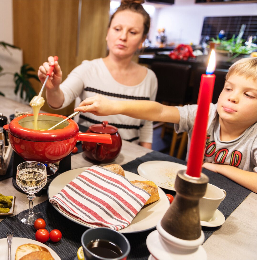 Fondue mal anders mit Gemüse und Nüssen Wenn an Silvester das neue Jahr begrüßt wird, ist ein Käsefondue ein beliebter und geselliger Zeitvertreib für einen langen Abend. Die Schweizer Spezialität lässt sich auch anders zubereiten. Wer das Gericht auf pflanzlicher Basis zubereiten möchte, braucht nicht unbedingt einen Käseersatz. Stattdessen wird die Soße mit reichlich püriertem Gemüse wie Möhren, Kartoffeln oder Süßkartoffeln, aber auch Cashewkernen oder Hülsenfrüchten wie Kichererbsen und weißen Bohnen imitiert. Für die Gemüse-Variante werden Cashewkerne einige Stunden eingeweicht und Kartoffeln und Möhren weich gekocht. Knoblauch und Zwiebeln fein hacken, andünsten und mit Kokosmilch und eventuell Gemüsebrühe aufgießen. Alle Zutaten mixen und mit etwas Senf, Muskatnuss, Salz und Pfeffer würzen. Hefeflocken sorgen für eine käsige Note, etwas Kurkuma für die gelbe Farbe und Stärke für eine zähe Konsistenz. Für mehr Geschmack kann man eine helle Misopaste oder einen Schuss Sojasoße hinzu, während ein Hauch Chili mehr Schärfe bringt. Dazu werden Brotwürfel, Laugengebäck oder Baguette serviert. Eingelegtes Gemüse wie Mixed Pickles und Cornichons, blanchierter Brokkoli oder Blumenkohl, Ofenkartoffeln, Champignons und Oliven und sogar frische Früchte wie Apfel- und Birnenstücke oder Weintrauben lassen sich prima in die Soße tauchen. Heike Kreutz, BZfE