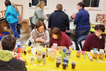 Kerzen in unterschiedlichsten Formen und Farben stellten die Tuttlinger Landfrauen bei einem Kerzenworkshop her.