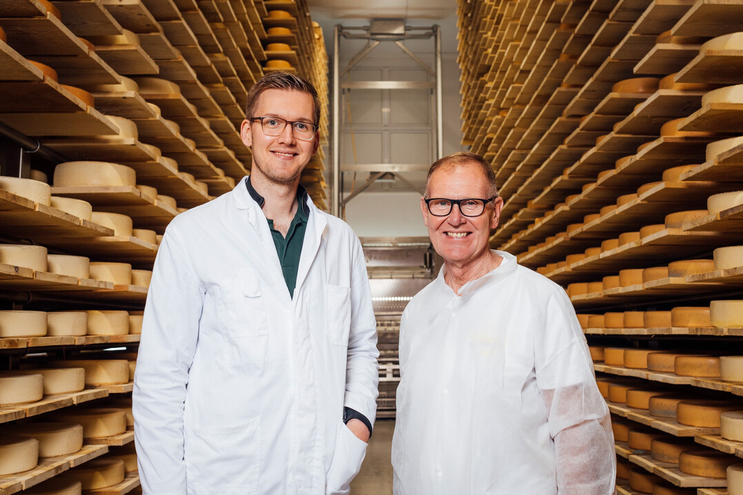 Geschftsfhrer der Kserei Bauhofer: Michael (l.) und Martin Bauhofer im neuen Reifelager.