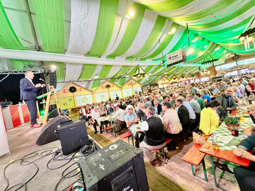 Volles Zelt bei Gnther Felners Rede auf der Ipfmess 2024.