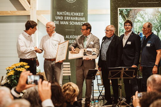 Jrg Geiger (l.) gratuliert Gnter Kolb (2.v.l.) zur Verleihung der Medaille, die der Minister fr Ernhrung, Lndlichen Raum und Verbraucherschutz, Peter Hauk MdL (3.v.l.), in der Hand hlt. 