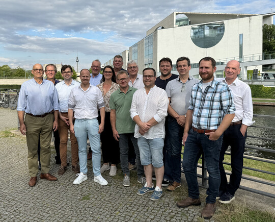 Die Mitglieder des Bundesverbandes Buerlicher Gnsehaltung e. V. (BBG) trafen sich am 11. Juli 2024 zu ihrer Jahreshauptversammlung in der Hauptstadt Berlin. Neben den Themen Marktentwicklung und Avirer Influenza wurden auch die Agri PV Tier sowie die Vergrmung von Beutegreifern diskutiert.