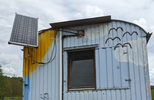 Bauwagen mit Stromversorgung: Mit einer mobilen Solaranlage kann Strom erzeugt werden, wo das bisher nur mit einem Generator mglich war.