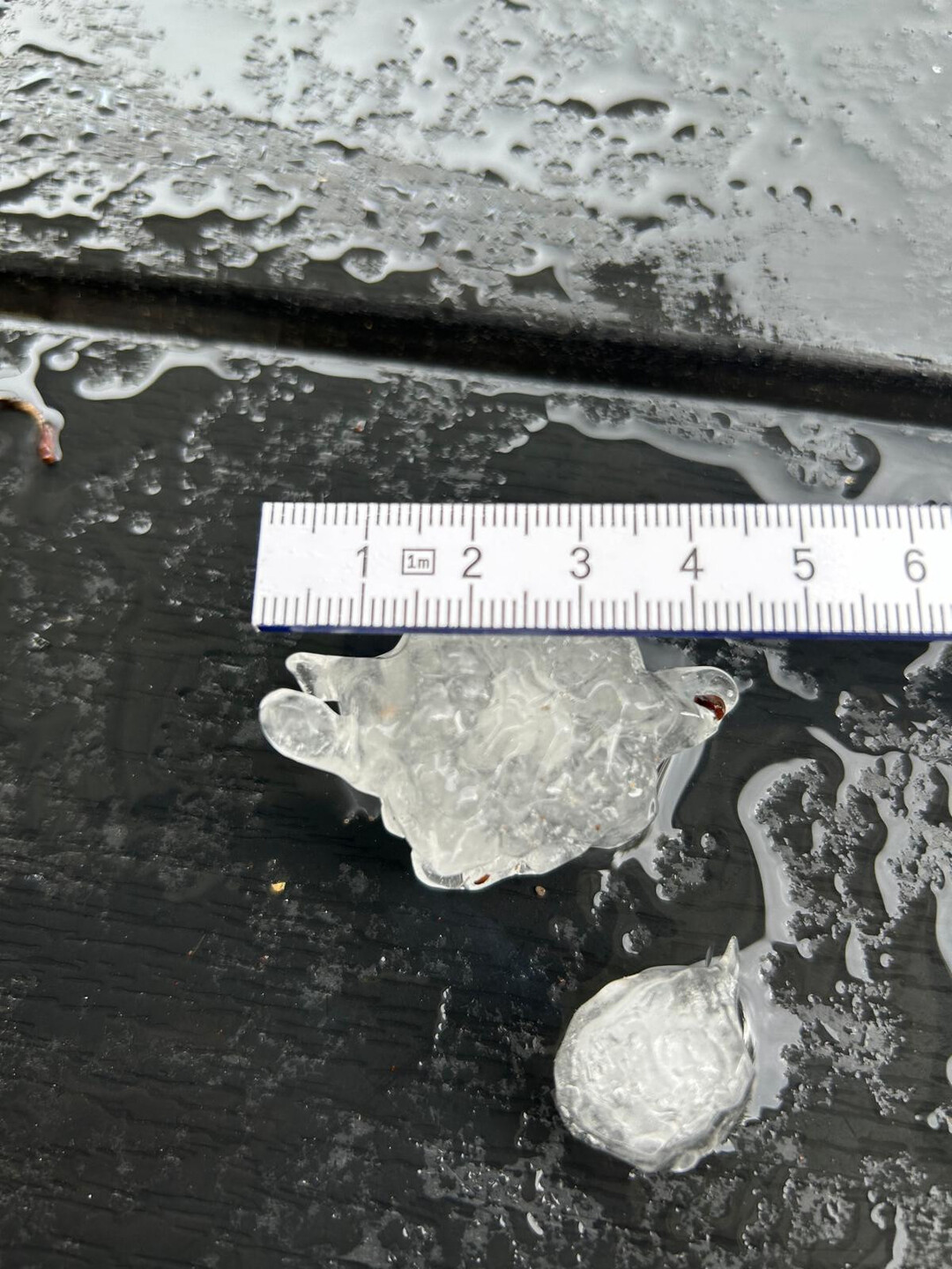 Die Hagelkrner hatten mehrere Zentimeter Durchmesser.