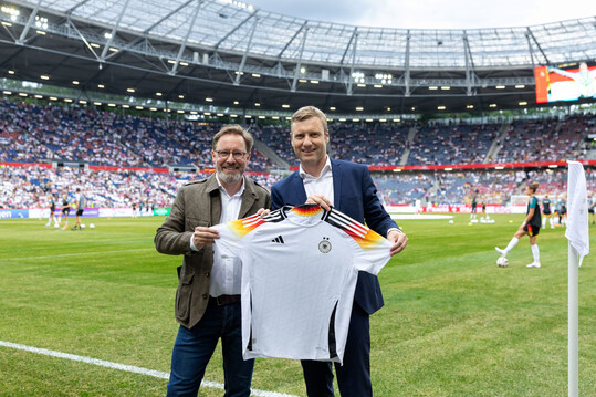 Dr. Ingo Stryck, Leiter Marketing bei der PHW-Gruppe, und Dr. Holger Blask, Vorsitzender der Geschftsfhrung der DFB GmbH & Co.KG.