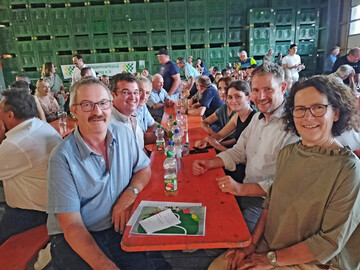 Der Kreisbauernverband Tettnang mit dem Vorsitzenden Dieter Mainberger (l.), dem Geschftsfhrer Stefan Loderer (2. v. l.), Landrat Luca Wilhelm Prayon (2. v. r.) und der Landfrauenvorsitzenden Antonie Gierer freuten sich ber eine gelungene Mitgliederversammlung.